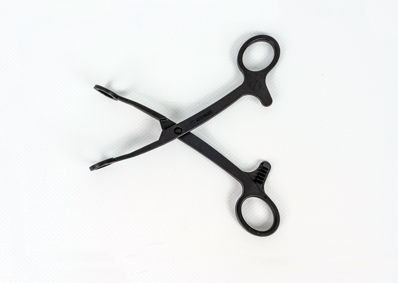 Disposable sterile tongue holder for adults