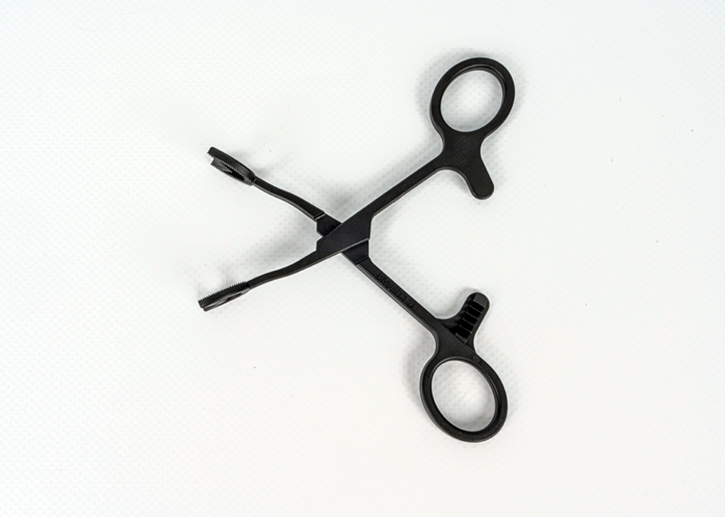 Disposable sterile tongue holder for children